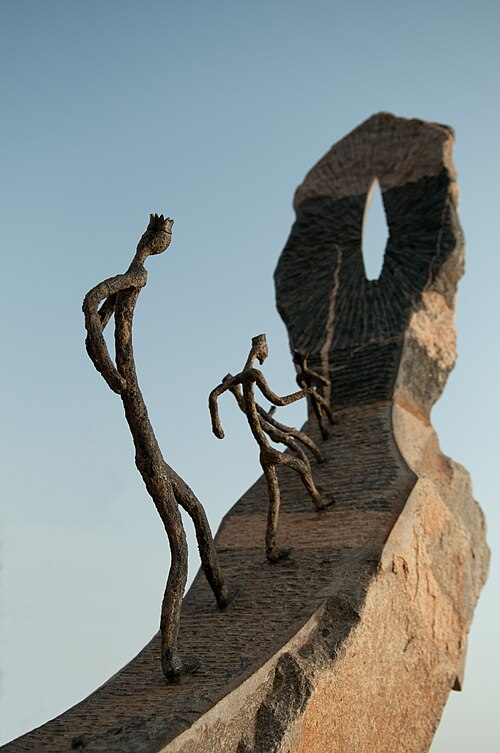 Sculpture dans le parc de Laongo